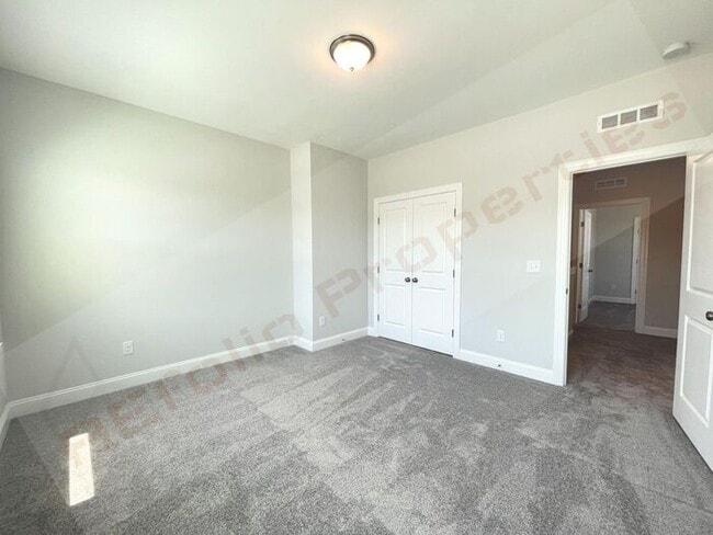 Building Photo - Gorgeous 4 Bedroom 3 Bath Home with Fiber ...