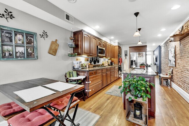 Building Photo - 307 S Chapel St