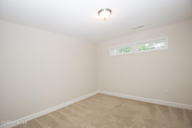 Building Photo - 104 Pine Hawk Dr