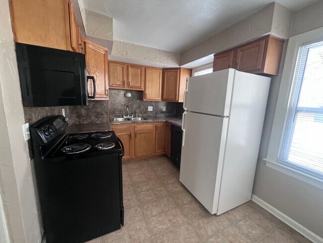 Building Photo - 4518 South Park Dr. - Updated Three Bedroo...