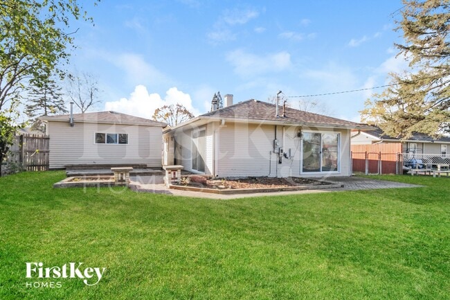 Building Photo - 10 Fir St