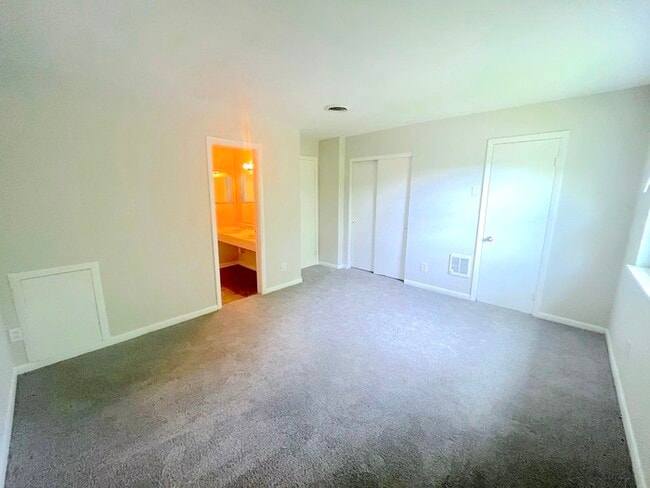 Building Photo - BEAUTIFUL TWO BEDROOM 1.5 BATHROOM APARTME...