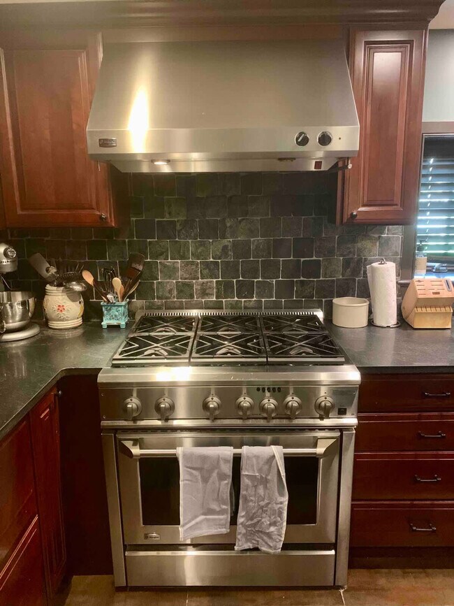 Building Photo - 15 Ferry St