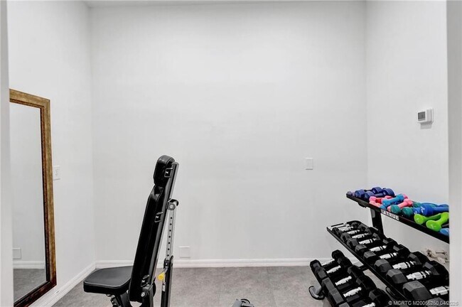 Building Photo - 511 SW South River Dr