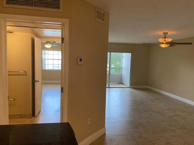 Building Photo - 2820 N Oakland Forest Dr