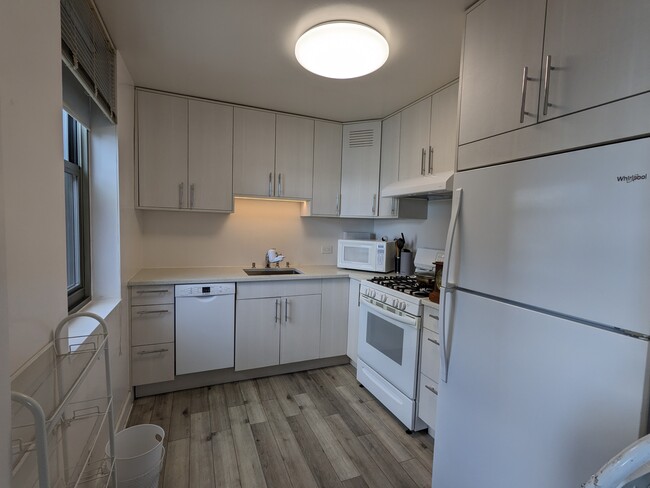 Building Photo - 253 E Delaware Pl