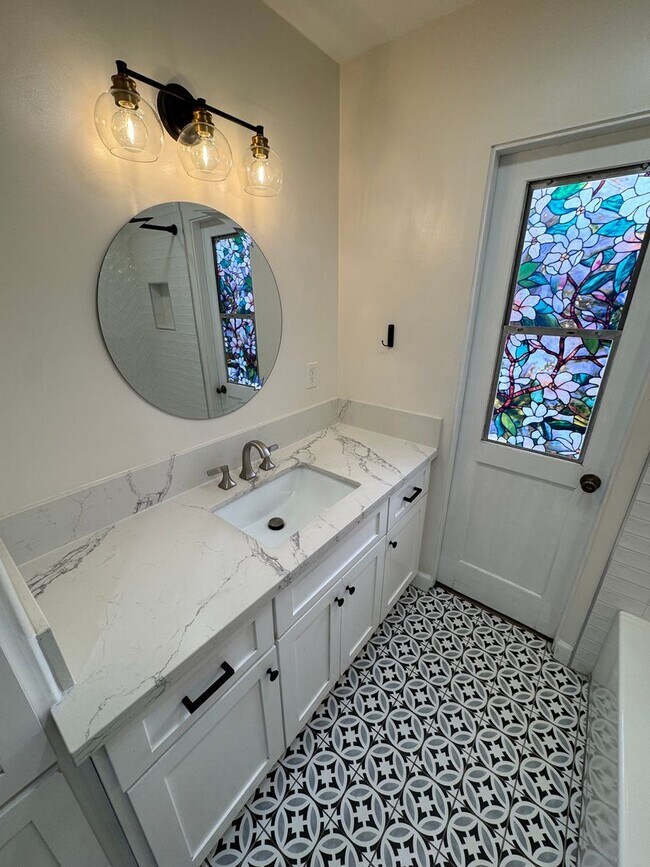 Building Photo - Beautiful 3 bedroom 2 bath Pool Home...  this one is a SHOW STOPPER