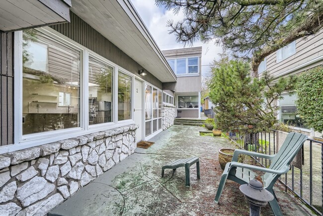 Building Photo - Amazing Open-Concept 1 Bedroom with Skylight in the Heart of Madison Park!