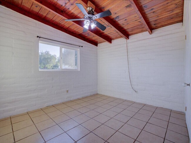 Building Photo - 3 Bedroom 1 Bathroom