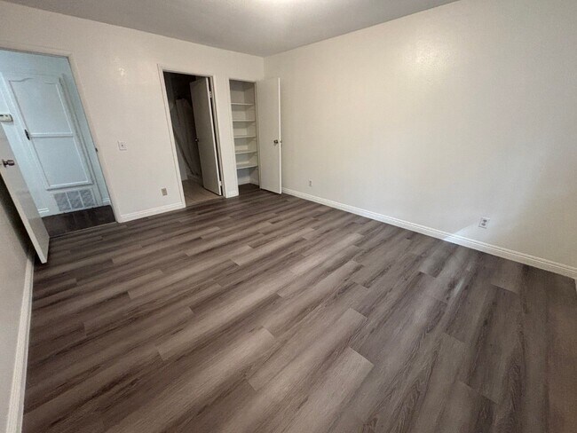 Building Photo - 2 Br/2 Ba. Condo on 2nd fl.