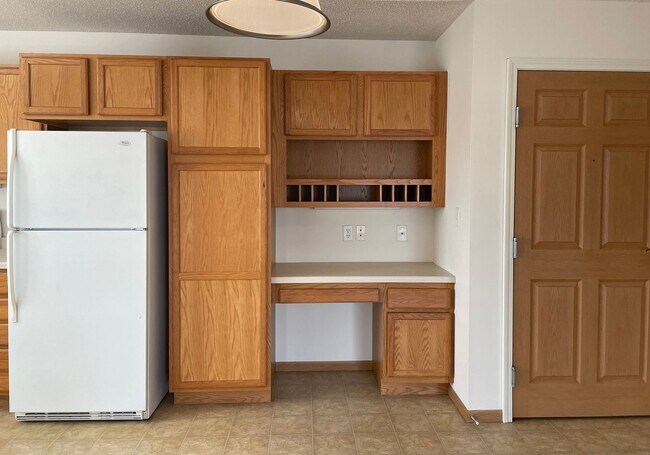 Building Photo - 2 Bedroom 2 Bath - South Fargo - July 1st