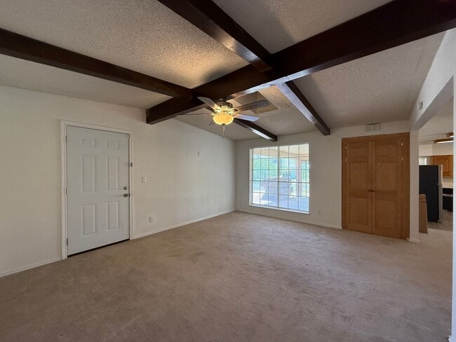 Building Photo - Spacious 4 bedroom, 2 bath home AVAILABLE NOW!