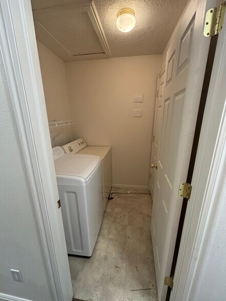 Building Photo - 19 E 400 S St