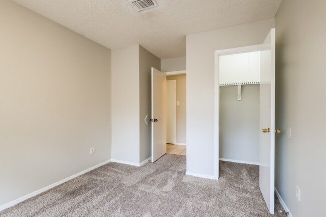 Building Photo - 9819 Kiwi Ln