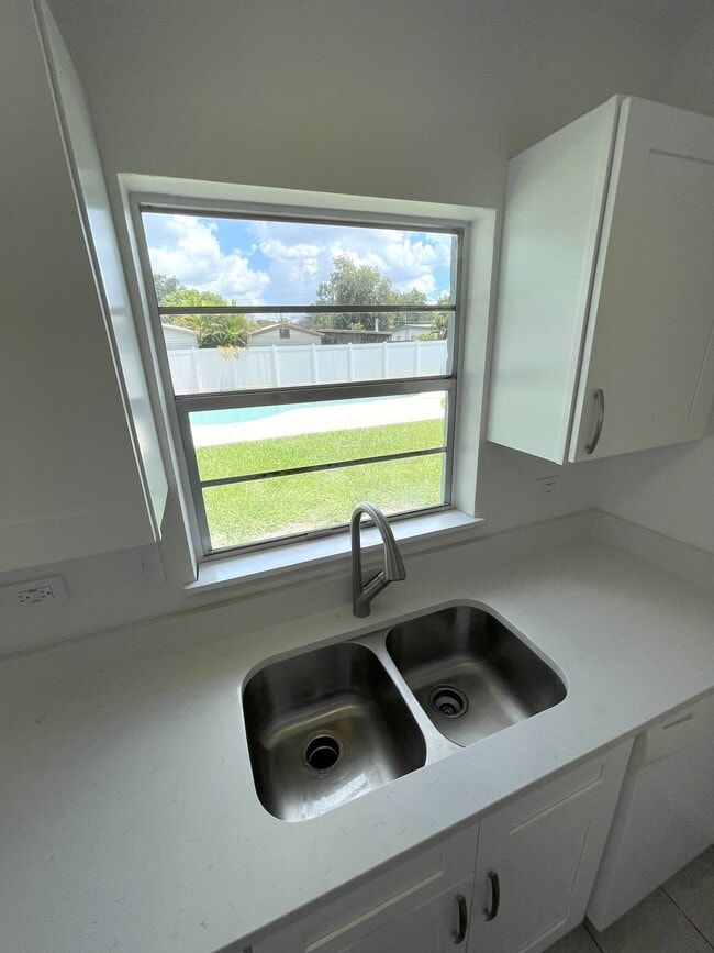 Building Photo - 1515 Sawyerwood Ave