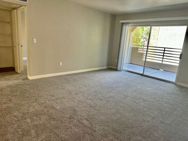 Building Photo - Gorgeous Upstairs 1 Bedroom 1 Bathroom Con...