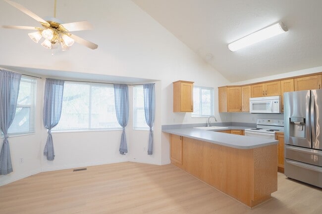 Building Photo - Beautiful Remodeled Home In Great Clinton Area