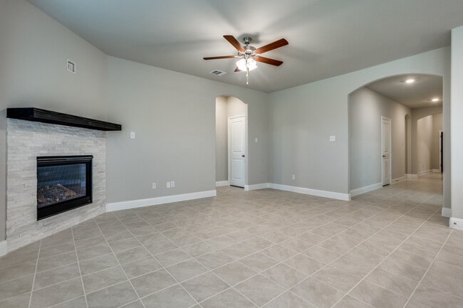 Building Photo - 211 Red Oak Dr