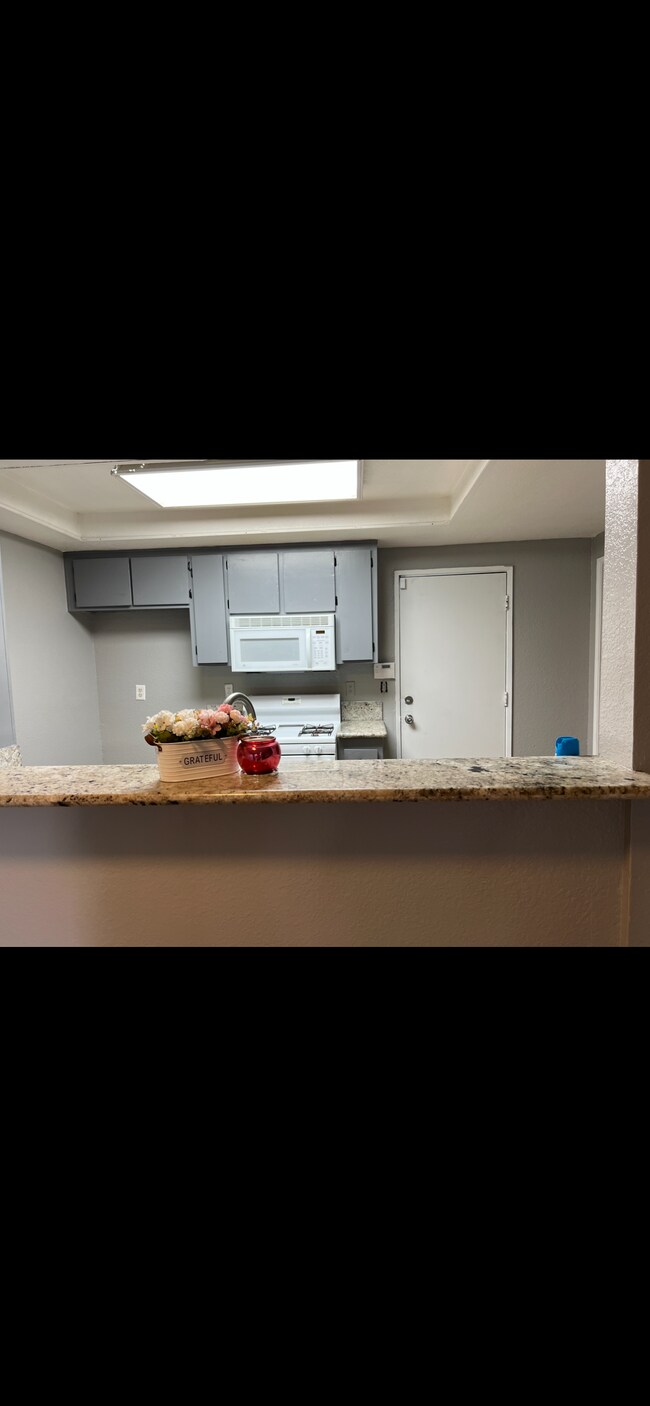 Building Photo - 1460 Kendall Dr