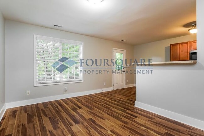 Building Photo - Townhome | Master Bedroom Walk-in Closet |...