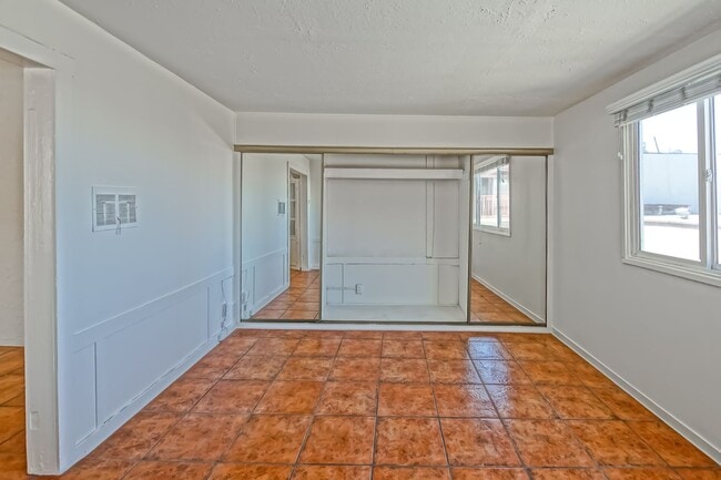 Building Photo - 3809 Crest Dr