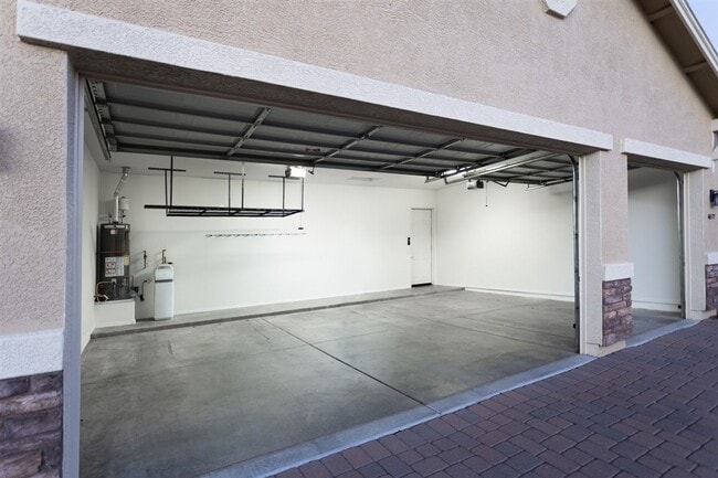 Building Photo - 4077 N Aberdeen Ave