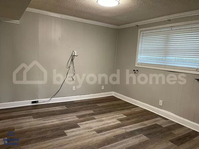 Building Photo - Updated 4-Bed Home Minutes from Downtown C...