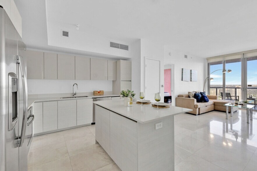 Building Photo - 2602 E Hallandale Beach Blvd