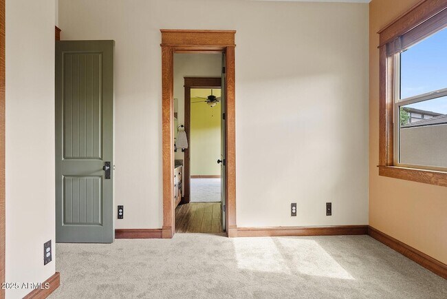 Building Photo - 3123 E Cat Balue Dr