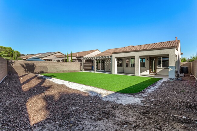 Building Photo - Anthem Highlands home with energy saving u...