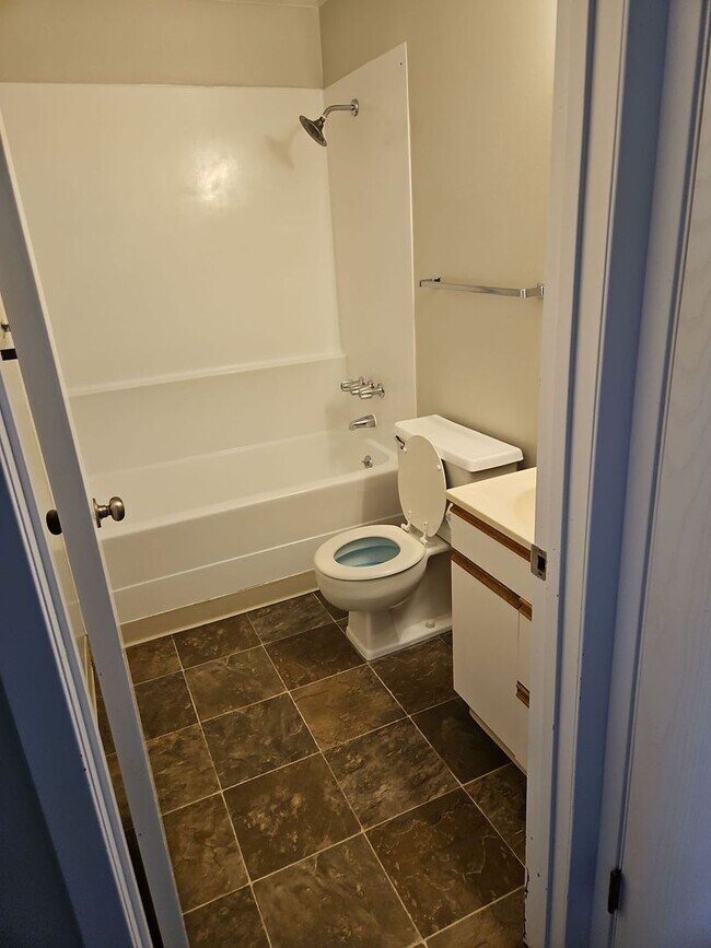 Building Photo - 1 bedroom 1 bath apartment (photos similar)