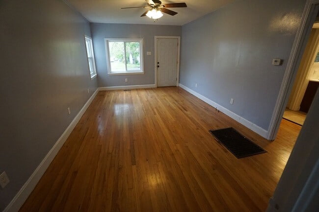 Building Photo - 2 Bed 1 Bath House Total Electric