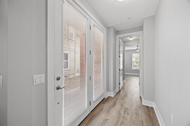 Building Photo - 2222 Simond Ave