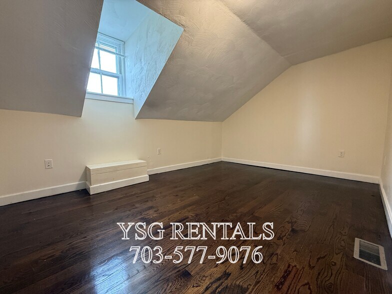 Building Photo - 19 Lambert Ave