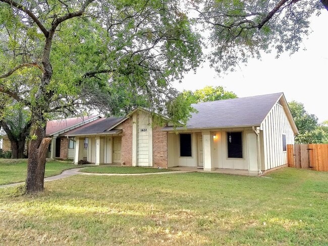 Primary Photo - 1620 W Braker Ln