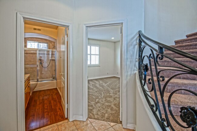 Building Photo - VERY SPACIOUS, BRIGHT & AIRY HOME W/ UNIQU...