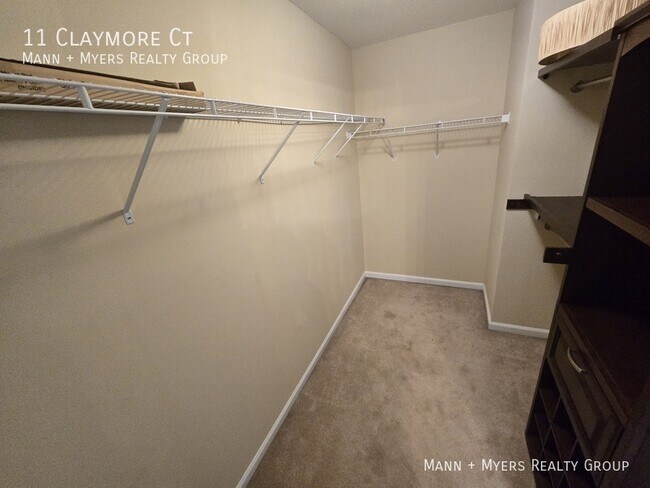 Building Photo - 11 Claymore Ct