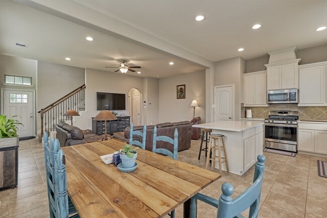 Building Photo - 207 Biltmore Loop