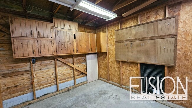 Building Photo - Bright, Spacious End-Unit Townhome in Prem...