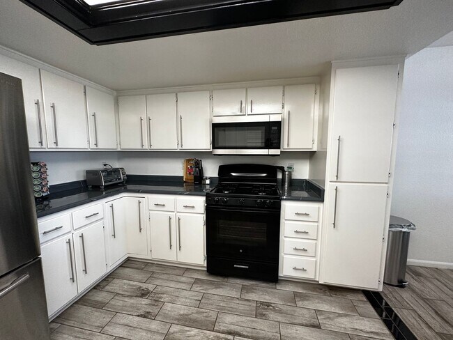 Building Photo - Furnished 3 Bedroom Condo across from Golf...