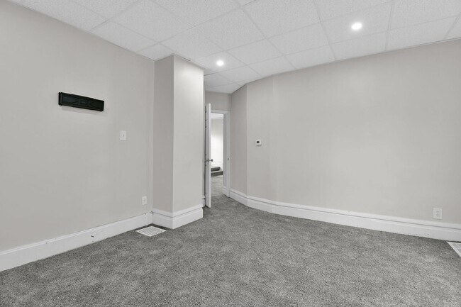 Building Photo - Large Single Family Rental - Available Now