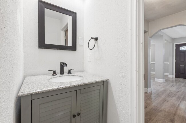 Building Photo - Move In Ready Norfolk Home!!