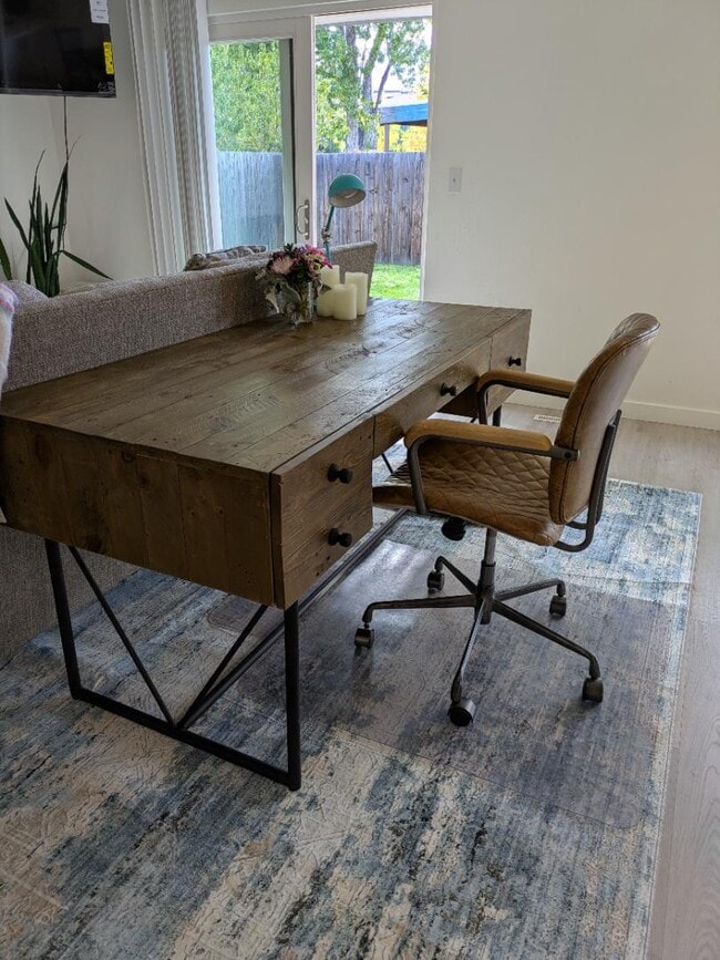 Building Photo - 425 Manhattan Dr