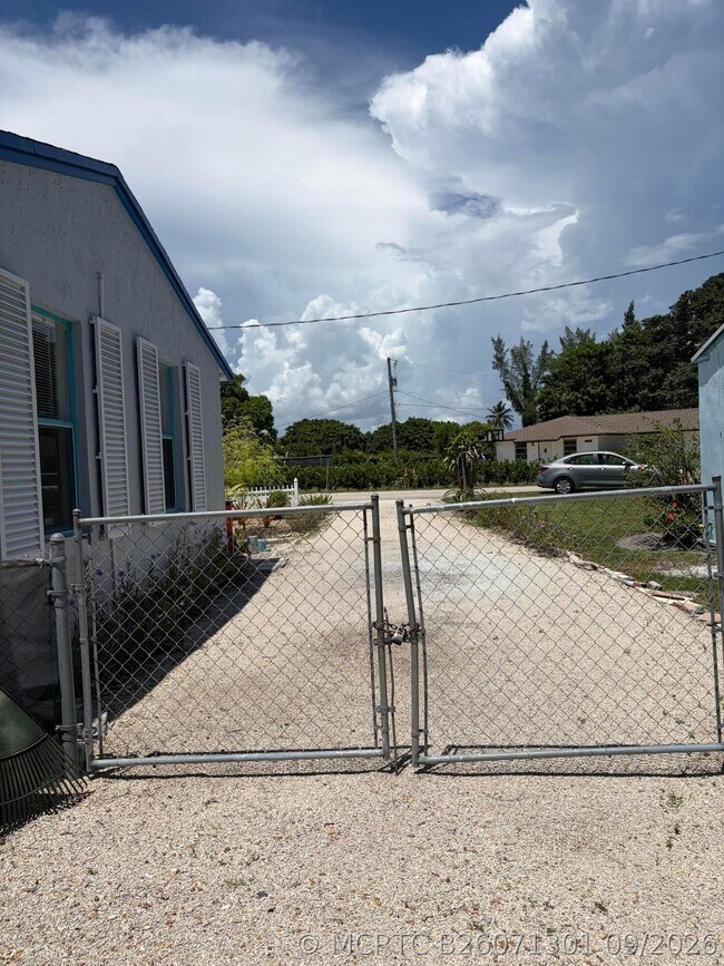 Building Photo - 3578 N Old Dixie Hwy