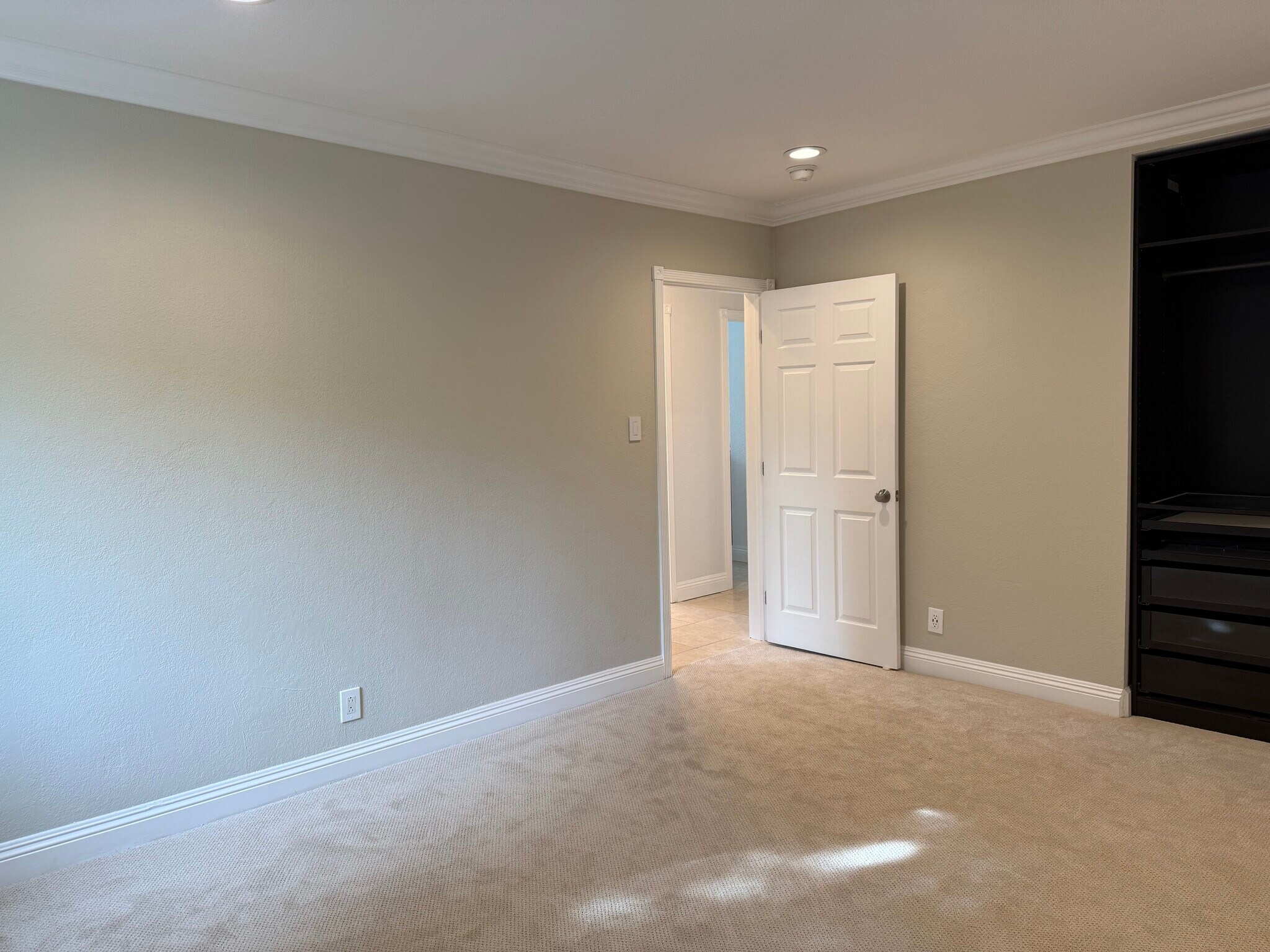 Building Photo - 3149 Rogers Ave