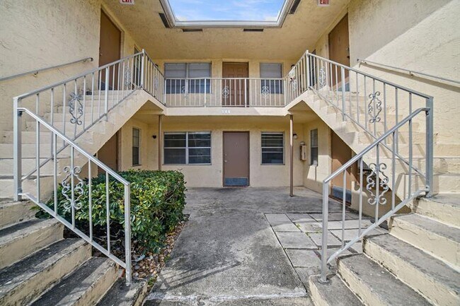 Building Photo - 461 Sunshine Dr