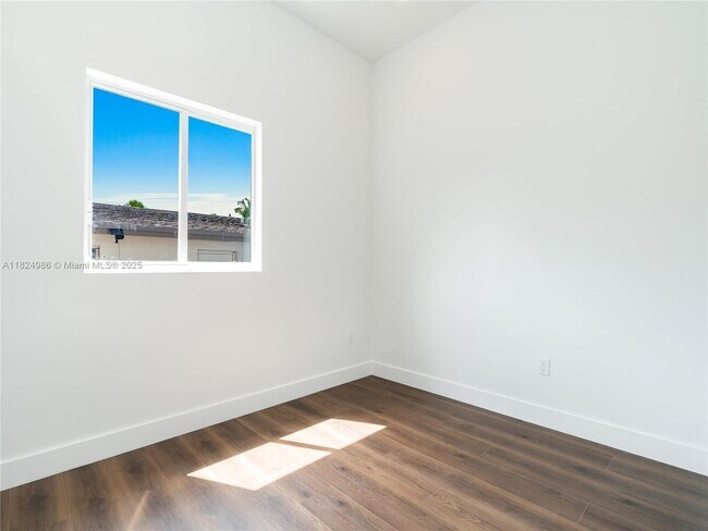 Building Photo - 2931 SW 12th Ave
