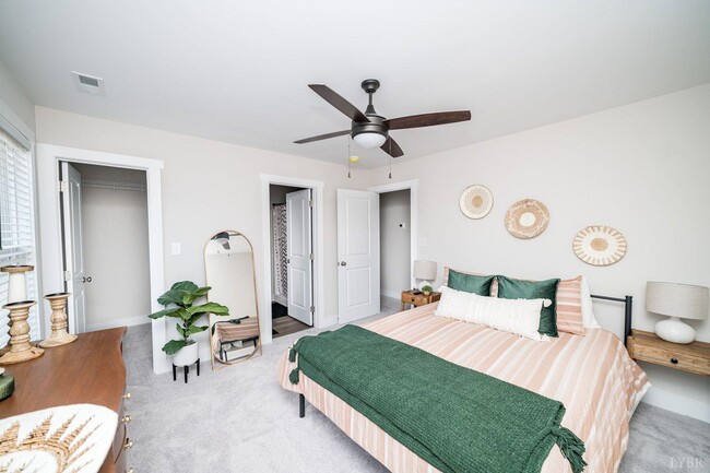 Building Photo - 16 Villa Ct