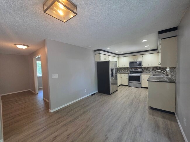 Building Photo - 7113 W Arrowhead Ave