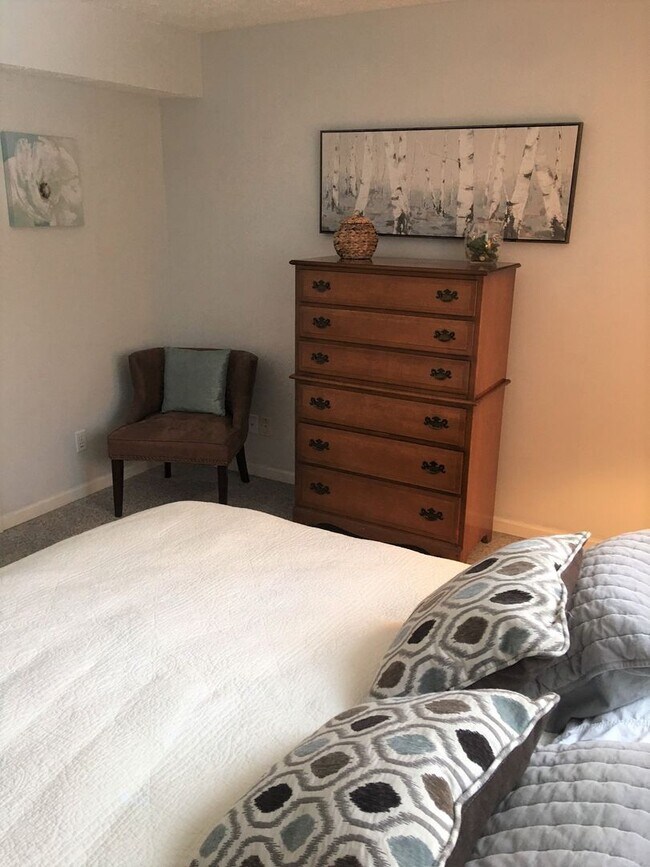 Building Photo - Furnished-Bay Views- Long Term!